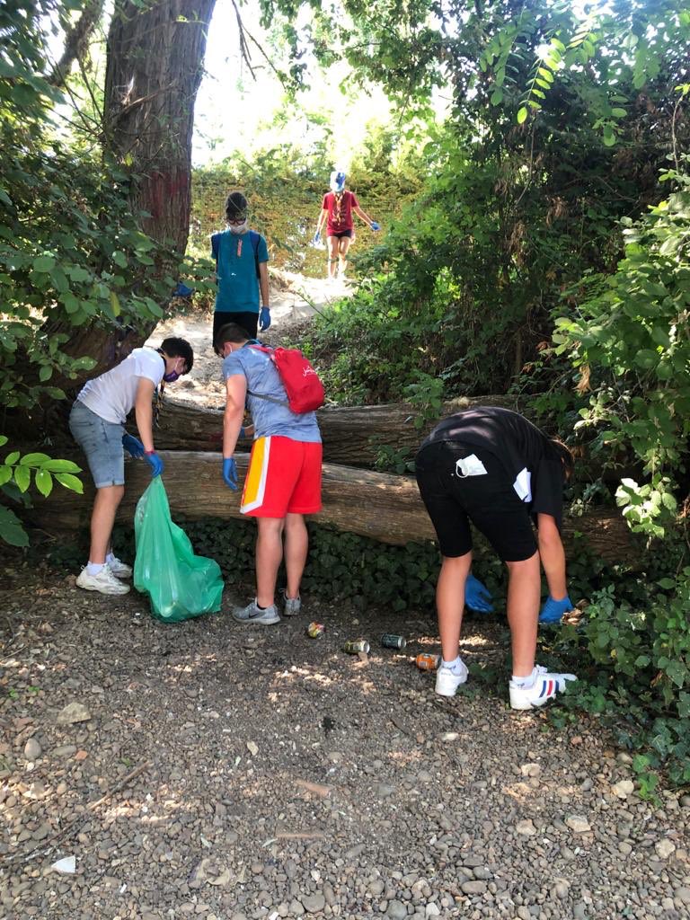 GSCastilla's tweet photo. La Tropa Impeesa y el Clan Ítaca han estado limpiando la ribera del río, finalizando así la última fase del Proyecto Scout Mundial del Medioambiente #PSMMA 💪🏼🍃⚜️
#soydelCastilla #TropaImpeesa #ClanÍtaca #Scouts #yosoyscyl #conmascarillamola https://t.co/1CEf7lccOT