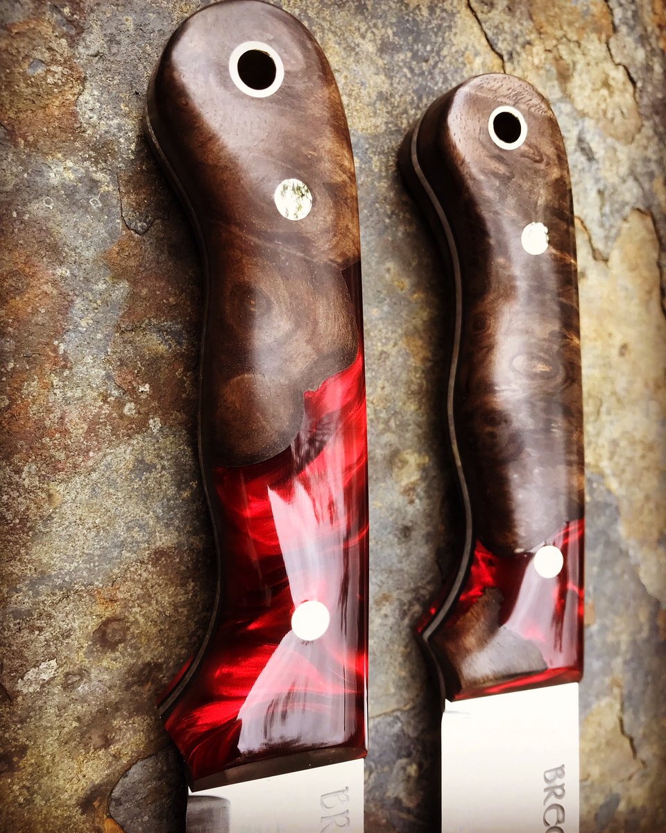 KnivesBrechfa's tweet photo. A pair of custom knives with my own walnut burl and fire pearl red resin composite 👌🏻🔥🔪 https://t.co/dmvKxGpBr2