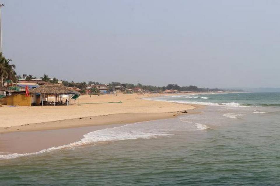 AirPanaji's tweet photo. One of the most famous and crowded beaches of @Goa non other than @BagaBeach is now deserted due to Covid-19.
Most People people wont even recognize this place without People.
Picture Credits: Atish Pomburfekar
#EffectsOfCovid19
#StayHome
#COVID19 https://t.co/yW2c7MYlqq
