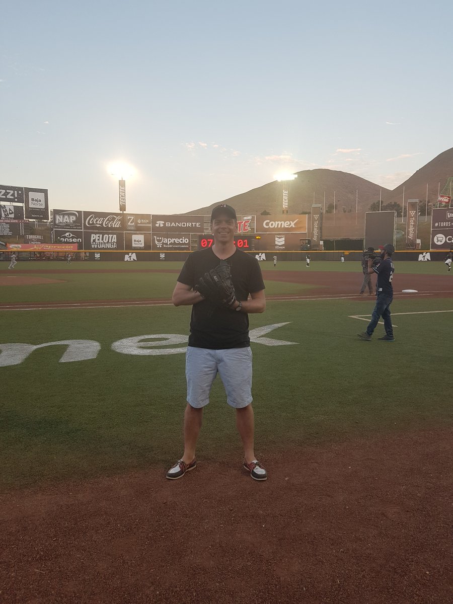 19/04/18 @LigaMexBeis Estadio Chevron  @TorosdeTijuana vs  @tigresqroficialI was asked to throw the first pitch before this game - an unexpected honour after a day painting local points of interest at La Bola.  #MLB  #DiamondsOnCanvas  #AndyBrown