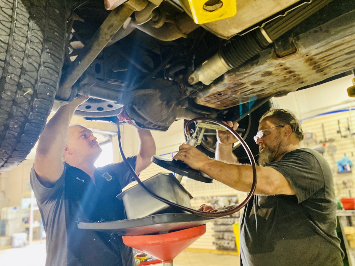 Team work makes the dream work here at Gears Unlimited 😉