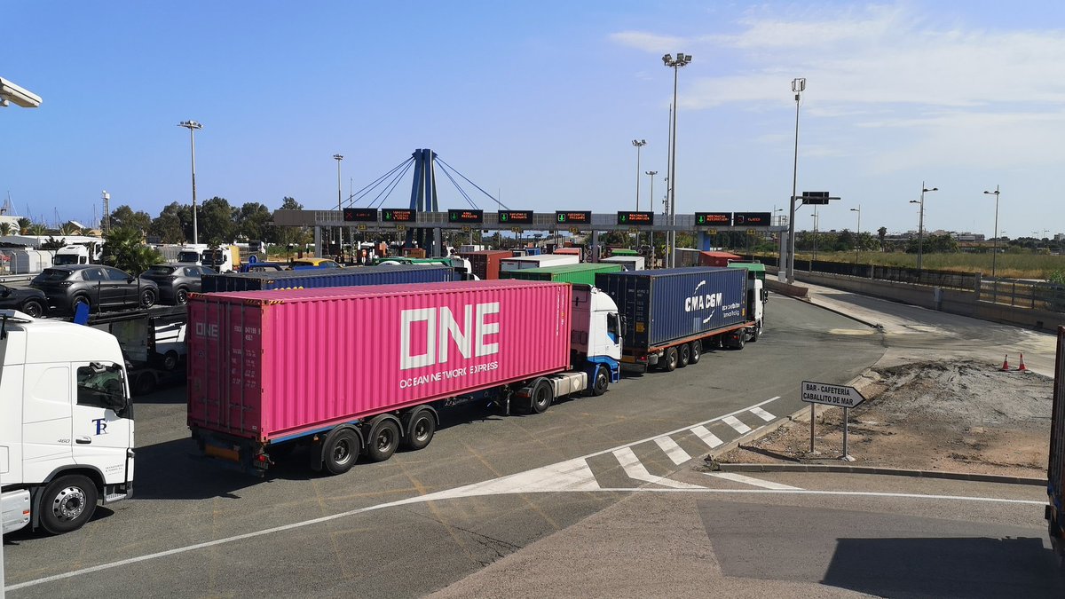 transcontcv's tweet photo. Nueva caída del sistema de puertas de salida de llenos. Más de 2 horas para salir del @AutPortValencia. Mientras, APM de nuevo colapsada. Así no podemos pretender ser un Puerto de referencia para nadie. #accesonorteya @diariodelpuerto @veintepies @diarioelcanal https://t.co/0bJwPge3pr