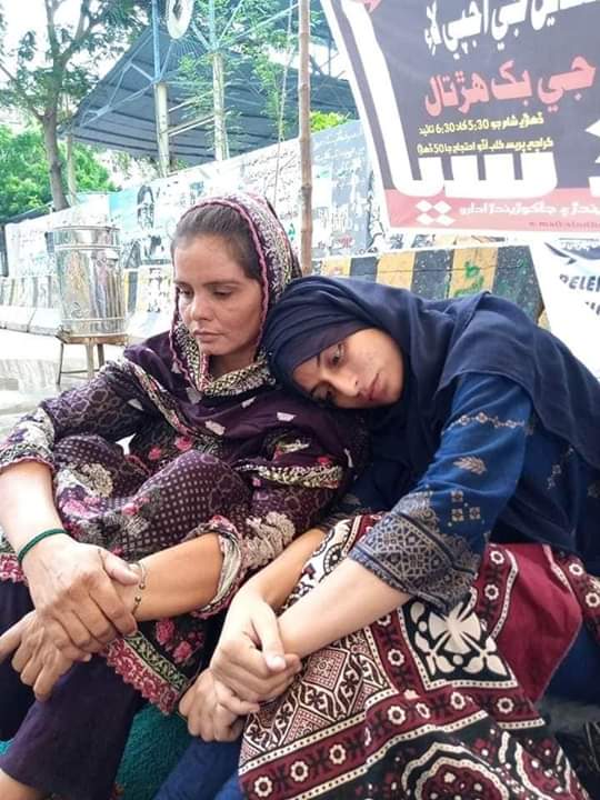 R_baloch3's tweet photo. You can't even imagine the pain of the #families of the missing persons🥺🥺😥
#SaveSindhi missing persons
#SaveHumanity
#SaveAllMissingPersons
@UN
@UNGeneva
@vmpsindh
@HRCP87
@HamidMirPAK
@VBMP5
@HooranBaloch2 https://t.co/gXyrn9AkSZ