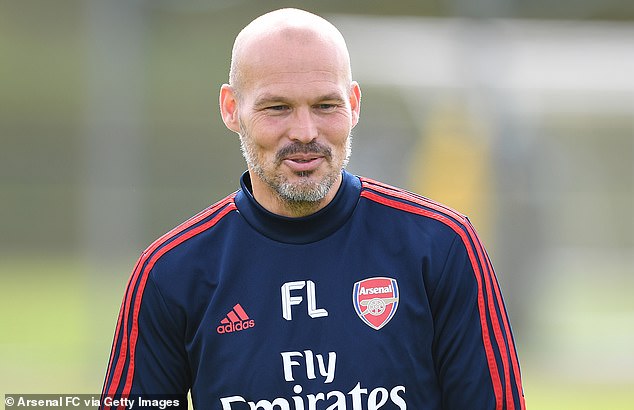 It is widely understood that Round is responsible for working more directly with the culture of the club with assistants Freddie Ljungberg and Albert Stuivenburg working more directly on the technical and tactical side of the game.