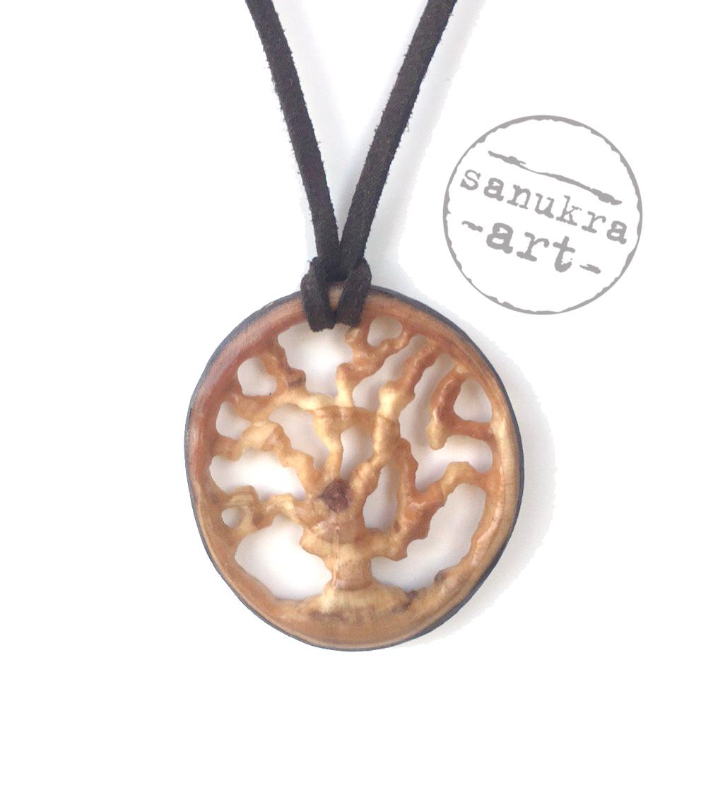 El yapımı, ahşap oyma "Hayat ağacı" sembolü kolyelerimizden biri daha.🌿El oyması olduğu için her biri birbirinden farklı ve dolayısıyla kişiye özel olmakta.
#elyapımı #elyapımıtakı #elyapımıhediye #elyapımıkolye #handmade #hediyefikirleri #hayatağacı #hayatağacıkolye #ahşapkolye