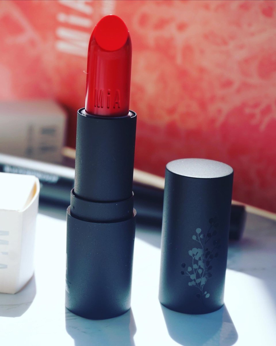 SandraMiau1876's tweet photo. My Essentials today 💋
@miacosmeticss
▫️Este #labialrojo #boldbergamot me tiene enamorada💄es de esos rojos que blanquean los dientes, es súper cómodo y está formulado con #aceitedeargán y #mantecademonoi nos hidrata y protege.
#miacosmetics #makeup #beauty #redlip #lipstick https://t.co/ewVAMeXubB