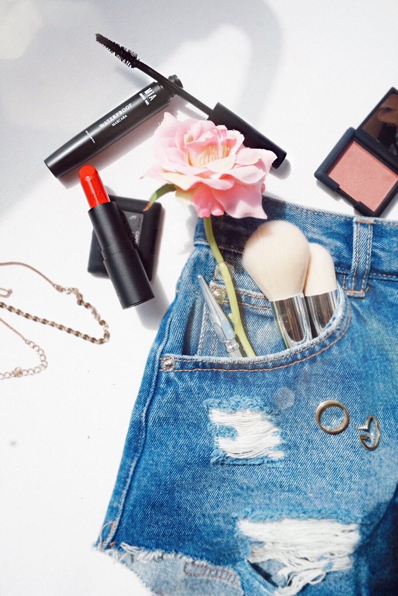 SandraMiau1876's tweet photo. My Essentials today 💋
@miacosmeticss
▫️Este #labialrojo #boldbergamot me tiene enamorada💄es de esos rojos que blanquean los dientes, es súper cómodo y está formulado con #aceitedeargán y #mantecademonoi nos hidrata y protege.
#miacosmetics #makeup #beauty #redlip #lipstick https://t.co/ewVAMeXubB