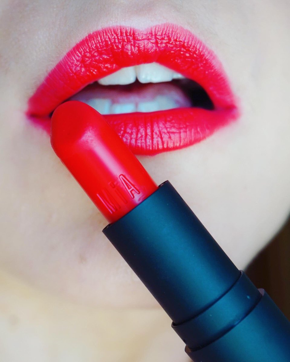 SandraMiau1876's tweet photo. My Essentials today 💋
@miacosmeticss
▫️Este #labialrojo #boldbergamot me tiene enamorada💄es de esos rojos que blanquean los dientes, es súper cómodo y está formulado con #aceitedeargán y #mantecademonoi nos hidrata y protege.
#miacosmetics #makeup #beauty #redlip #lipstick https://t.co/ewVAMeXubB