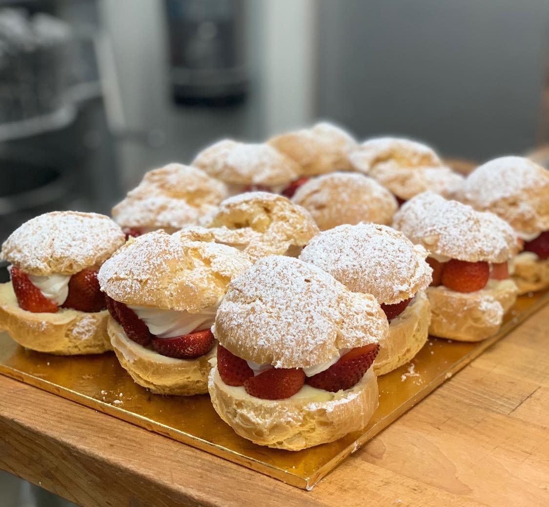 OriginalNFV's tweet photo. RT #LeParisArtisan #Napa
You don’t have to choose between Strawberry Cream Puffs 🍓 and Chocolate Hazelnut #CreamPuffs!
They both look irresistible and the flavors are as bomb as how it looks like #drooling 🤤
#leparisartisan #patechoux #desserts #pastrychef #frenchpastries https://t.co/8zfTT4M4V7