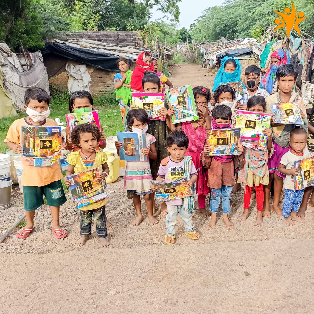 Starlightfo_'s tweet photo. Amidst lockdown we all are facing trouble being productive despite of having so my resources. Thinking about the kids who don't have as much resources as us to pass their time, Starlight has distributed DRAWING KITS to the children of Anganwaadi &amp; Govt. School to encourage them. https://t.co/rvSFvxrqNv