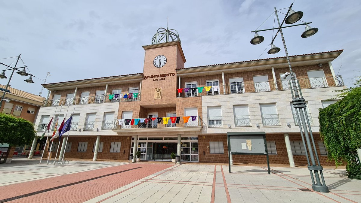 aytocabanillas's tweet photo. HOMENAJE A NUESTRAS PEÑAS
Las camisetas de las distintas peñas de Cabanillas del Campo lucen en la fachada del Ayuntamiento, como homenaje a estas agrupaciones en el día que deberían haber comenzado las #FiestasCabanillas2020. https://t.co/NqNKOwyPTC