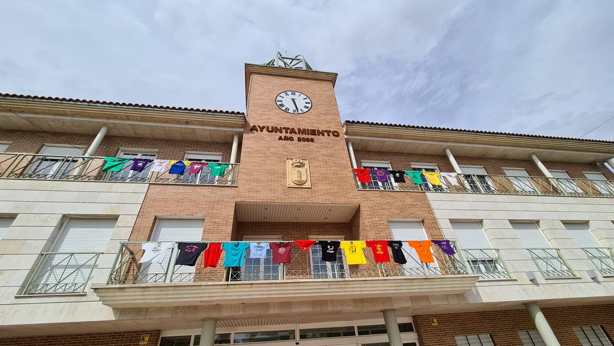aytocabanillas's tweet photo. HOMENAJE A NUESTRAS PEÑAS
Las camisetas de las distintas peñas de Cabanillas del Campo lucen en la fachada del Ayuntamiento, como homenaje a estas agrupaciones en el día que deberían haber comenzado las #FiestasCabanillas2020. https://t.co/NqNKOwyPTC