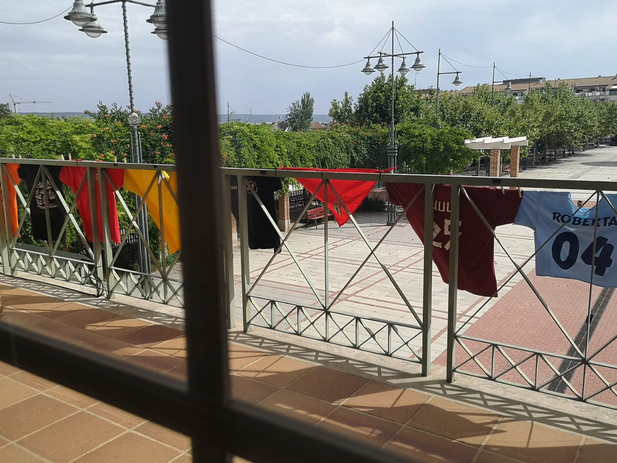 aytocabanillas's tweet photo. HOMENAJE A NUESTRAS PEÑAS
Las camisetas de las distintas peñas de Cabanillas del Campo lucen en la fachada del Ayuntamiento, como homenaje a estas agrupaciones en el día que deberían haber comenzado las #FiestasCabanillas2020. https://t.co/NqNKOwyPTC