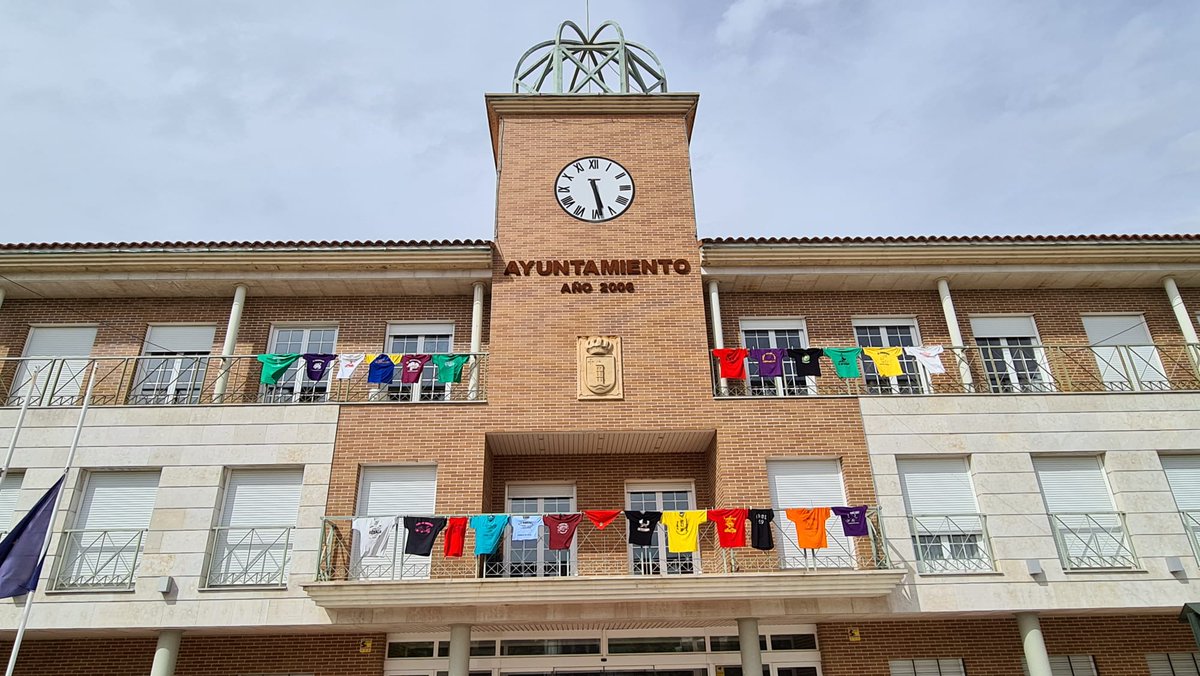aytocabanillas's tweet photo. HOMENAJE A NUESTRAS PEÑAS
Las camisetas de las distintas peñas de Cabanillas del Campo lucen en la fachada del Ayuntamiento, como homenaje a estas agrupaciones en el día que deberían haber comenzado las #FiestasCabanillas2020. https://t.co/NqNKOwyPTC