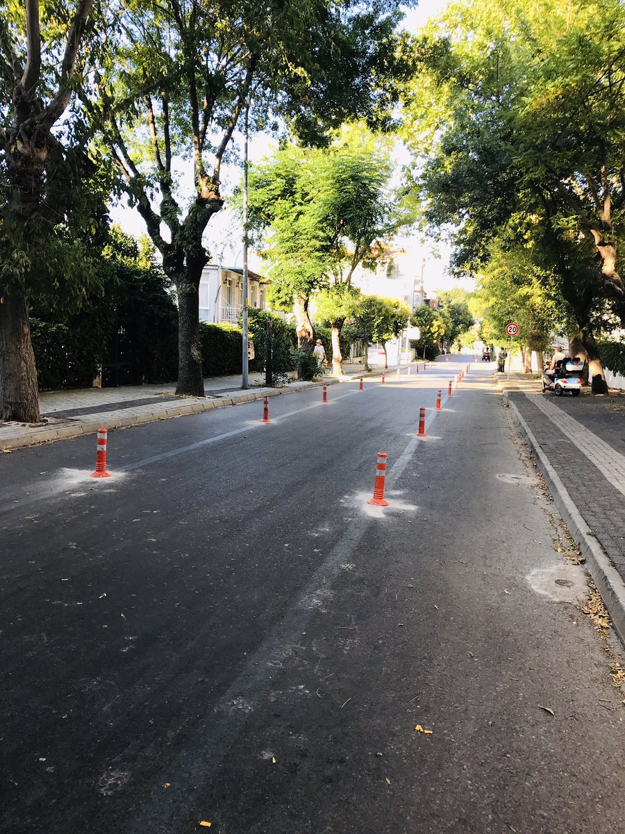 Adamızın yollarına bu kukaların çakılması... oldu mu şimdi?!.. nerede kaldı doğal ortam ? Ada’nın sembolü yeşiller içindeki cadde çok mu güzel oldu?