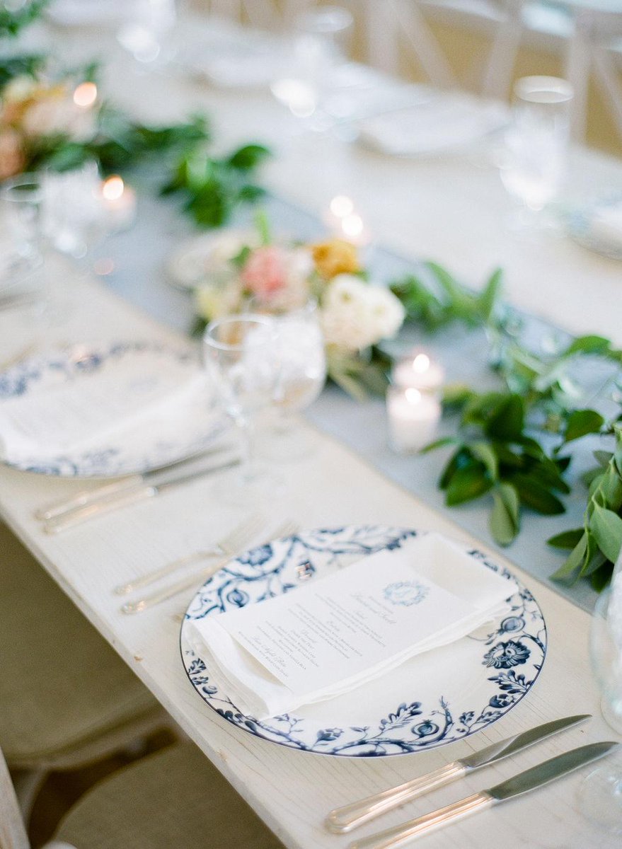 Subtle European details make this wedding so on trend! rb.gy/lasmin