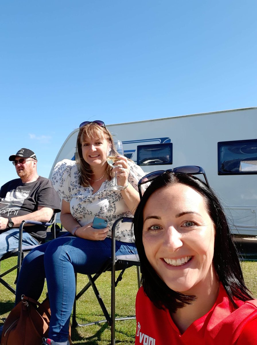 janice_ACFL's tweet photo. Amazing who you find in you holidays! @achanceforlife #seahouses #muchneededtimeaway #sunandwine https://t.co/320D2H5CWL