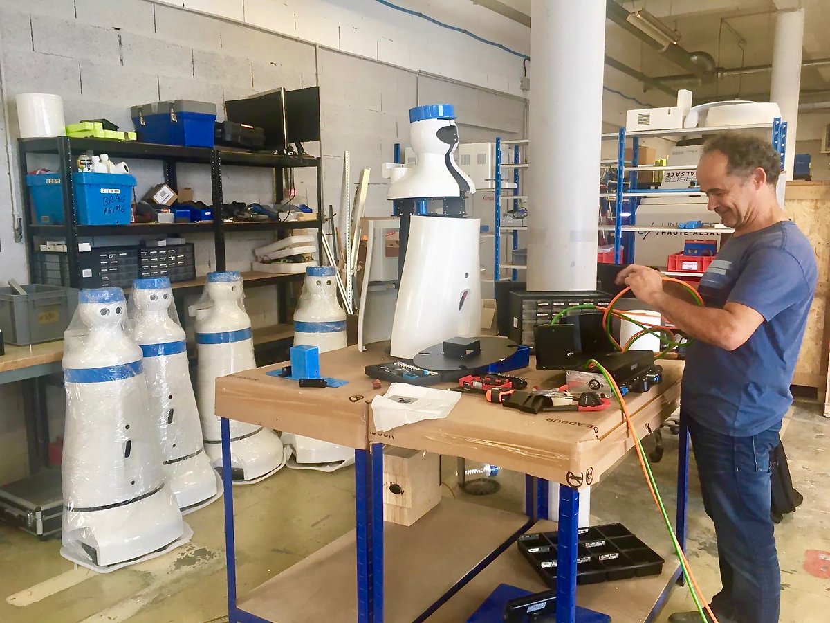KompaiTheRobot's tweet photo. la famille du robot Kompaï est lancée ! La production ne fait que commencer ! Avez vous déjà réservé le votre ?! 
#robot #productionlancée #robotique #kompai https://t.co/ZQ3AufRWKI