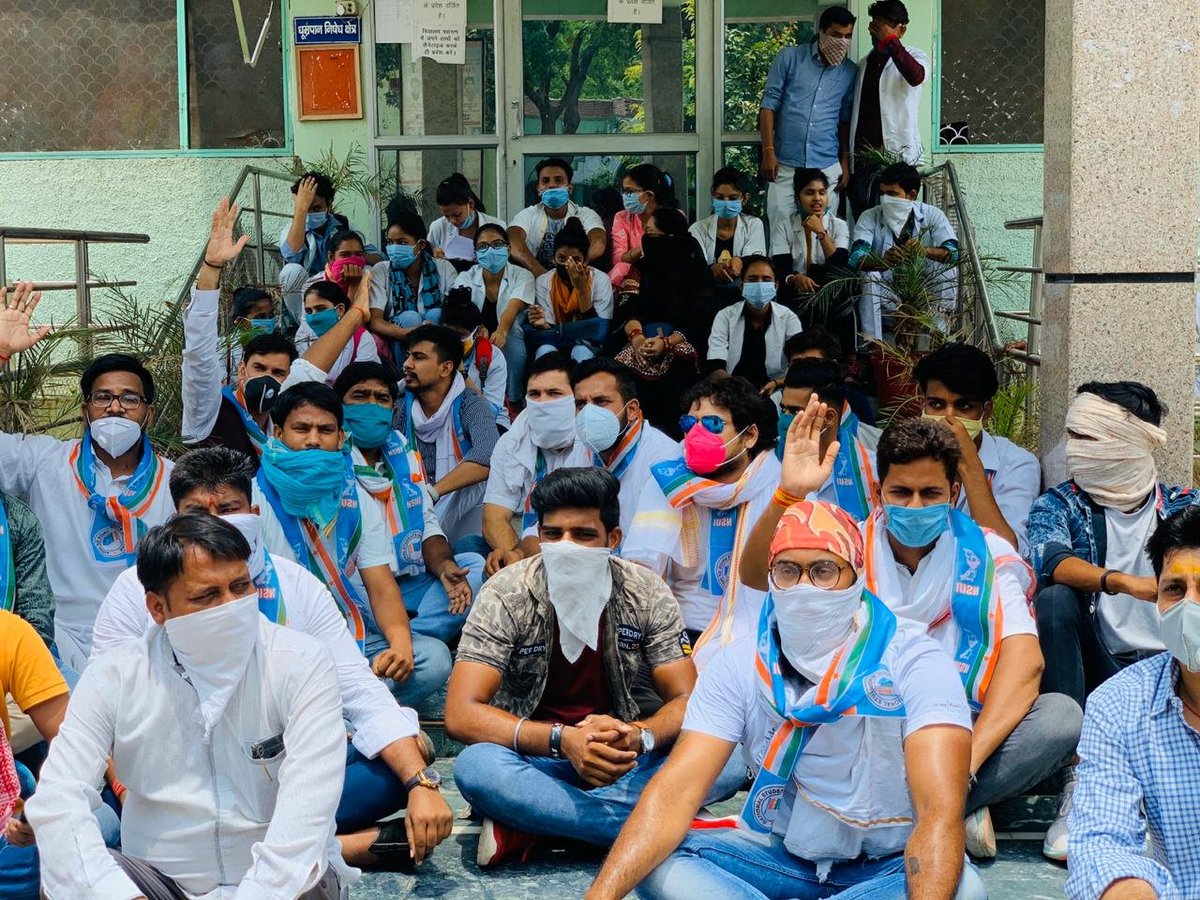 nsui's tweet photo. ब्रिज चिकित्सा संस्थान में बीएससी नर्सिंग के छात्रों के साथ हो रहे अन्याय के खिलाफ जिला मथुरा में NSUI के राष्ट्रीय सचिव व उत्तर प्रदेश पश्चिम प्रभारी @HussainSultania व उत्तर प्रदेश पश्चिम प्रदेश अध्यक्ष @RohitRanaINC के साथ NSUI के कार्यकर्ताओं ने धरना प्रदर्शन किया
#WakeUpMHRD https://t.co/ZLda14MPJg