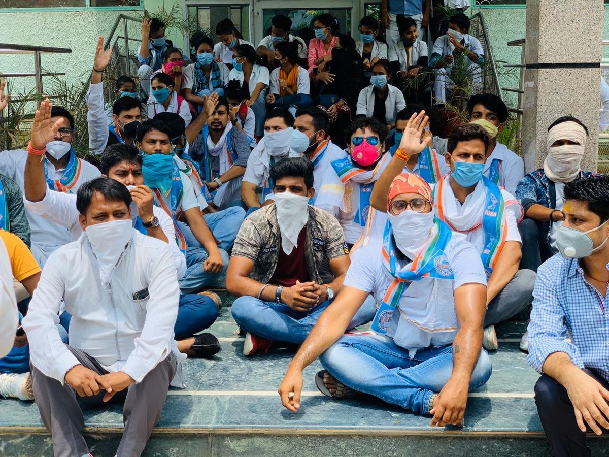 nsui's tweet photo. ब्रिज चिकित्सा संस्थान में बीएससी नर्सिंग के छात्रों के साथ हो रहे अन्याय के खिलाफ जिला मथुरा में NSUI के राष्ट्रीय सचिव व उत्तर प्रदेश पश्चिम प्रभारी @HussainSultania व उत्तर प्रदेश पश्चिम प्रदेश अध्यक्ष @RohitRanaINC के साथ NSUI के कार्यकर्ताओं ने धरना प्रदर्शन किया
#WakeUpMHRD https://t.co/ZLda14MPJg