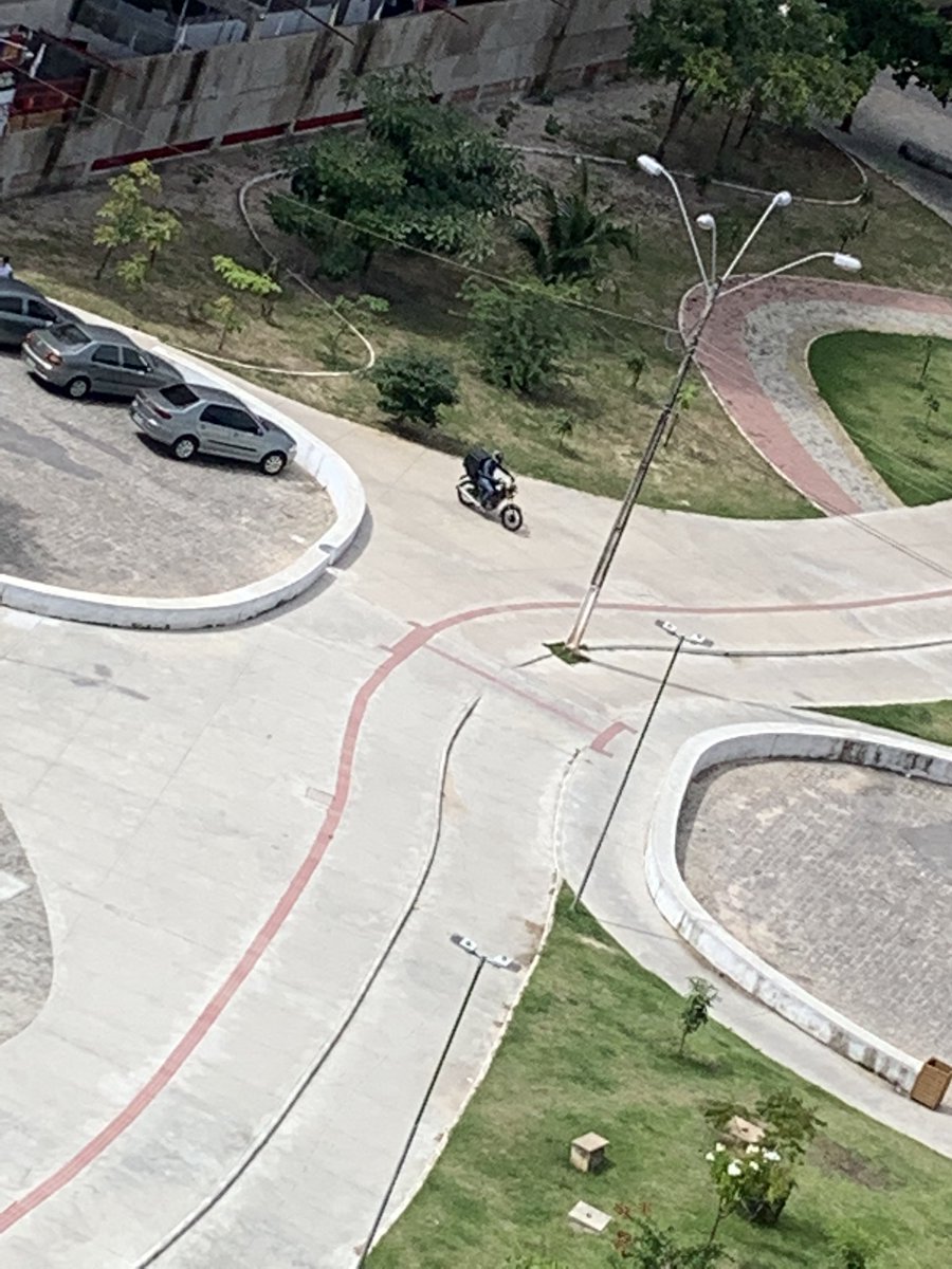 CletoCarneiro's tweet photo. Reiterando a solicitação ao excelentíssimo prefeito @ruipalmeira e a @smtt_maceio para que fiscalizem o corredor Vera Arruda. Motocicletas estão transitando livremente num espaço que é privativo para pedestres - inclusive crianças! https://t.co/PSVoRxJDgR