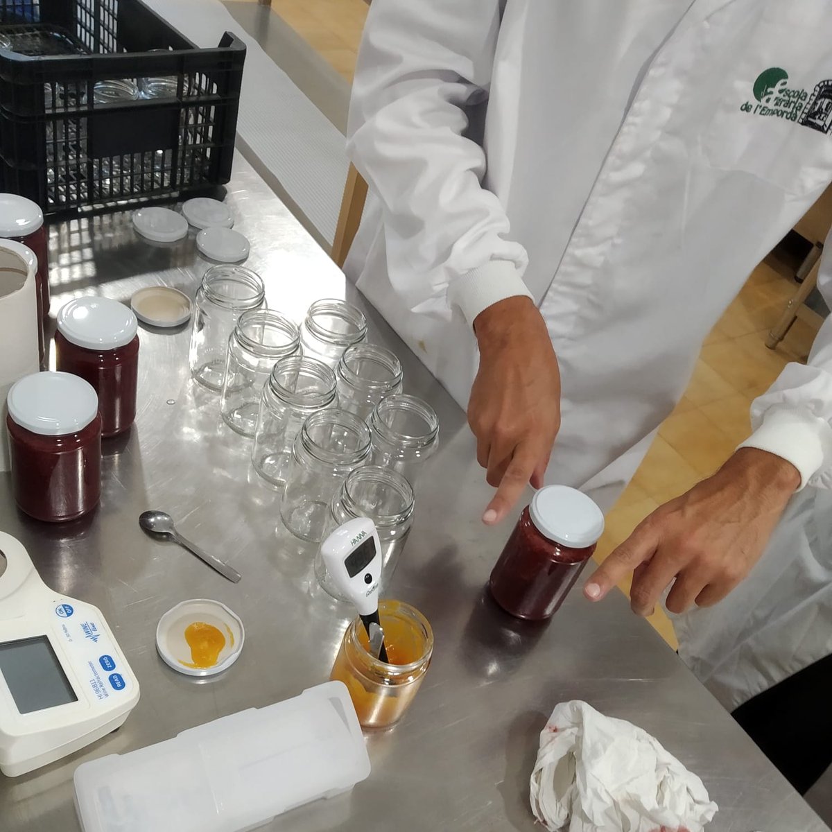 eaemporda's tweet image. 🌶️🔬Aquest juliol, hem dut a terme més sessions del curs espai-test, que finalitzarà el setembre. Aquesta formació té l'objectiu d'ajudar a impulsar i a tirar endavant els projectes de transformació agroalimentària que siguin més viables i que tinguin més potencial. #EAEmpordà