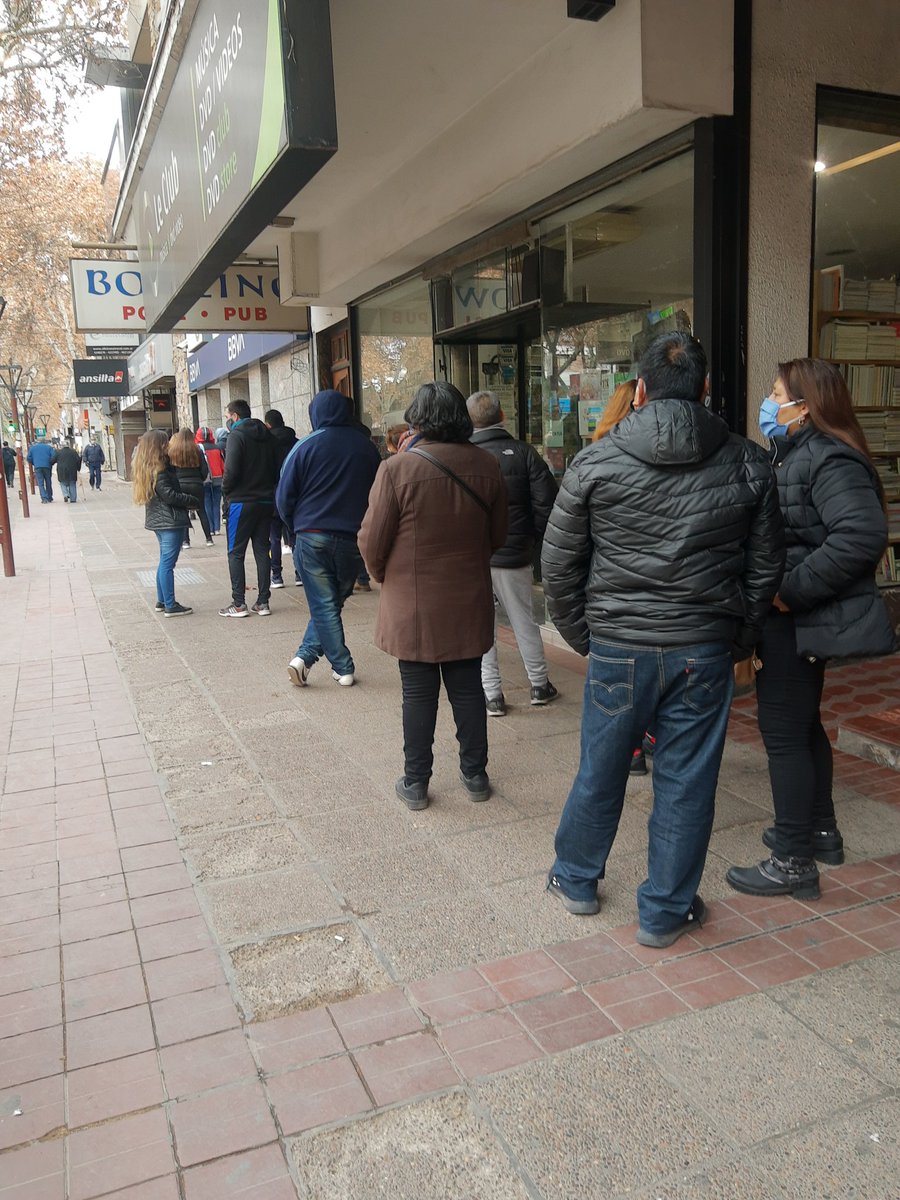 Muy prolijo el <a href="/bbva_argentina/">BBVA en Argentina</a> generando una cola de 50 personas en la calle.
La gestión de turnos sin horario un exitaso.
La atención telefónica un éxito también.🤦