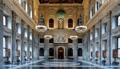 hi_octa's tweet photo. This magnificent building is certainly palatial! But interestingly enough, Royal Palace of Amsterdam was originally built as a town hall. It was turned into a palace in the 19th century and decorated with far fancier furnishings. 👑 #netherlands #amsterdam #visitamsterdam #travel https://t.co/i6VQ35b3FN
