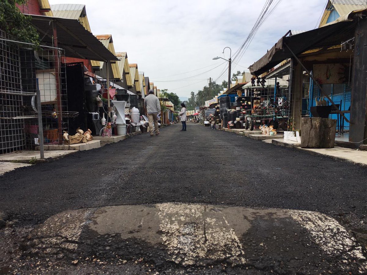 XochimilcoAl's tweet photo. Para el beneficio de locatarios y visitantes, desde las primeras horas de esta mañana realizamos bacheo en el mercado de plantas de Cuemanco. https://t.co/UYJ0IFu653