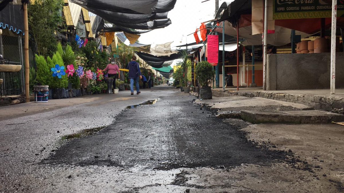 XochimilcoAl's tweet photo. Para el beneficio de locatarios y visitantes, desde las primeras horas de esta mañana realizamos bacheo en el mercado de plantas de Cuemanco. https://t.co/UYJ0IFu653