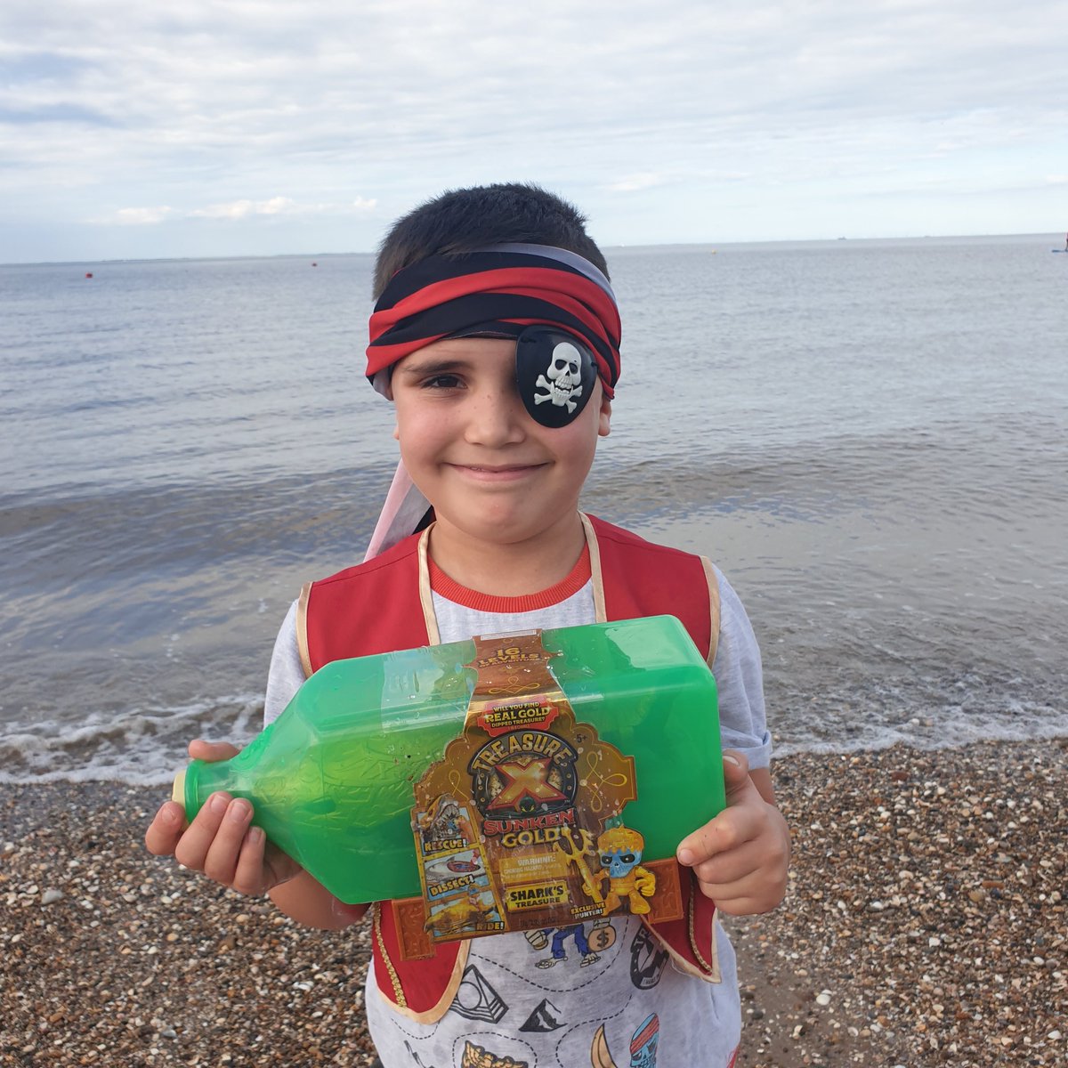 MMoonicorn's tweet photo. Wow these #treasurex toys just keep getting better!! Check this out! Zayne's favourite part was dissecting the shark! #sharkstreasure #sunkengold #new #shark #gold #treasurehunter https://t.co/KAtwe9Zx3R