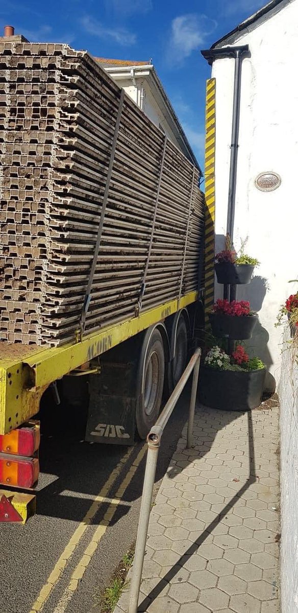 cornish_trucker's tweet photo. A bit of a tight squeeze https://t.co/0LLsG85MRk