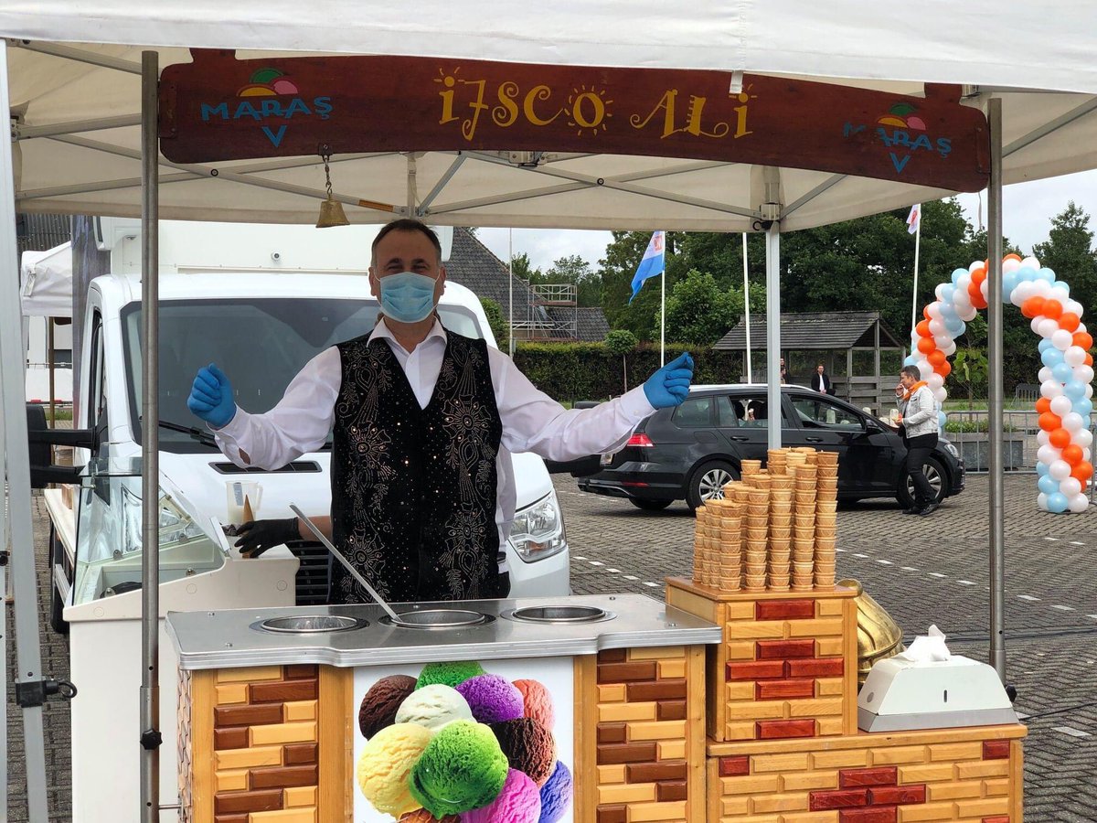 Kom maar op met de optredens... IJsco Ali werkt geheel volgens protocol!
#coronaproof #Entertainment #ijsgoochelaar #zomer #belonen #festival #winkelcentrum #tkan