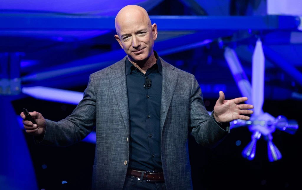 Amazon founder Jeff Bezos broke records yesterday as he saw the largest ever growth in wealth in one day. The mogul earned a whopping $13 billion dollars in just 24 hours, bringing his net worth to $189.3 billion.(THREAD)