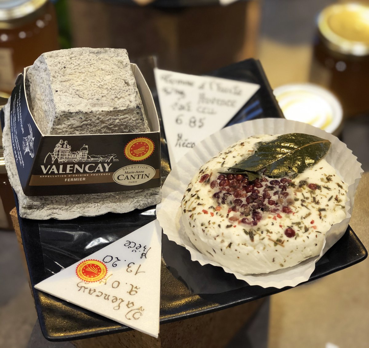 MaisonCantin's tweet photo. Battle de #fromages de #chèvre : plutôt Valençay à la croûte cendrée et la texture moelleuse à sèche ou Tomme à l’huile, à la texture tendre, recouverte de baies rouges et d’une petite feuille de laurier ?
#MarieAnneCantin #FromagerieParis #FromagerParis #BattleFood https://t.co/49Ln6xM5dK