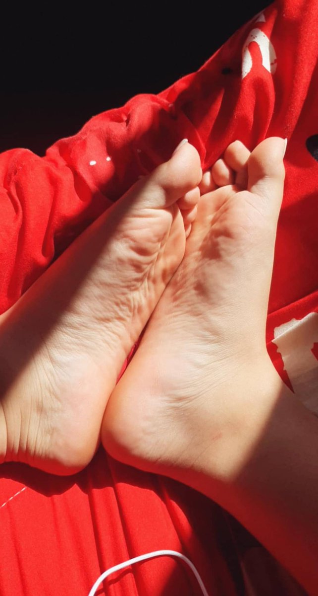 Scarletfeet's tweet photo. Tomando um solzinho 🌞 https://t.co/qNnbaG6miD