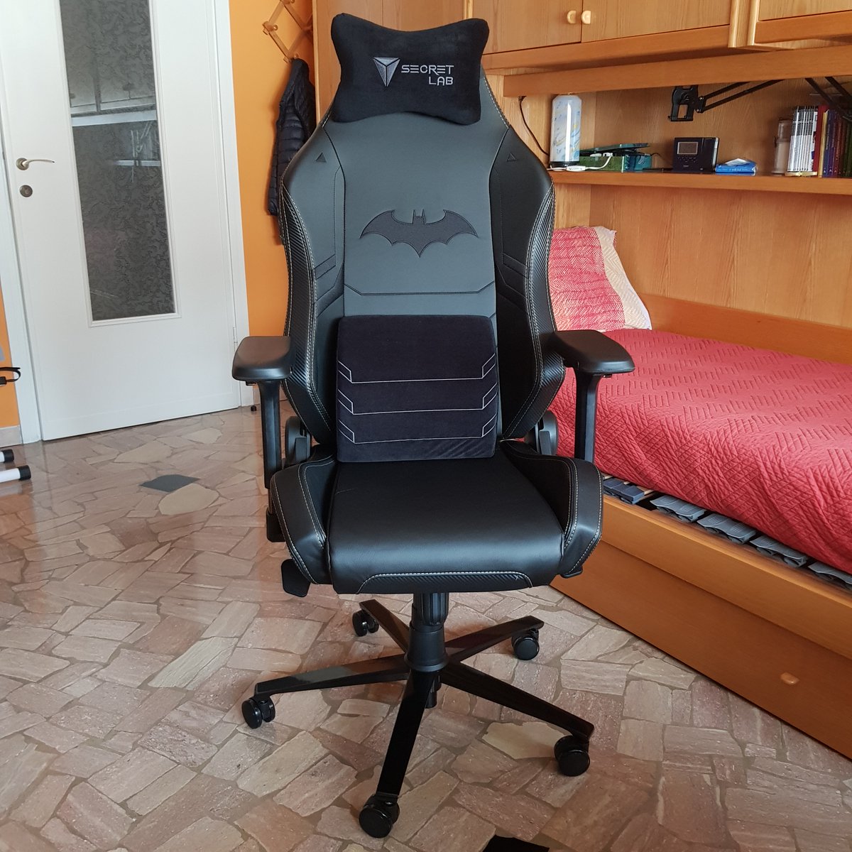 My new fantastic #Secretlab chair!
And yes, that's Batman's logo. AMAZING and SUPER COMFORTABLE!!!