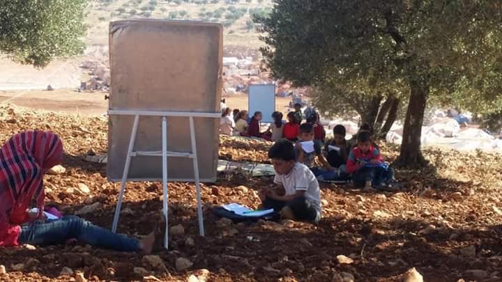 Mahmoud_H_Mosa's tweet photo. Their schools are under trees.
#Talmenes camp in #Kafar_Takharim, north of #Idlib https://t.co/7iXT5DChnT