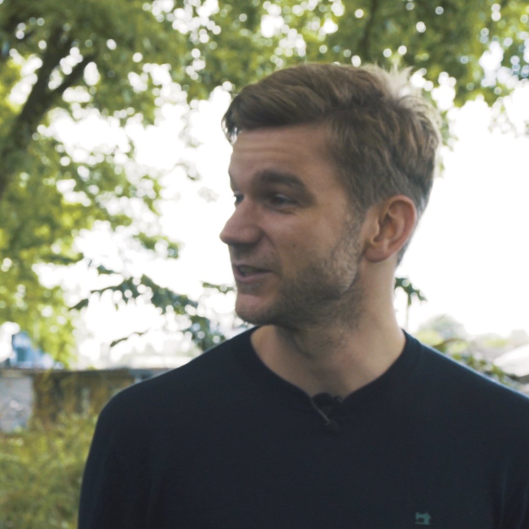 In Verre Vrienden vertellen wij ons eigen verhaal én die van leeftijdsgenoten uit de provincie. Drenten <a href="/jordiwarners/">Jordi Warners</a>, <a href="/wolterklok/">Wolter Klok</a>, @Jorien3FM en <a href="/bartlup/">Bart Luppes</a> komen in de vierdelige serie aan het woord! 

☝🏽 Verre Vrienden is vanaf woensdag 6 augustus te zien op <a href="/RTVDrenthe/">RTV Drenthe</a> 😏