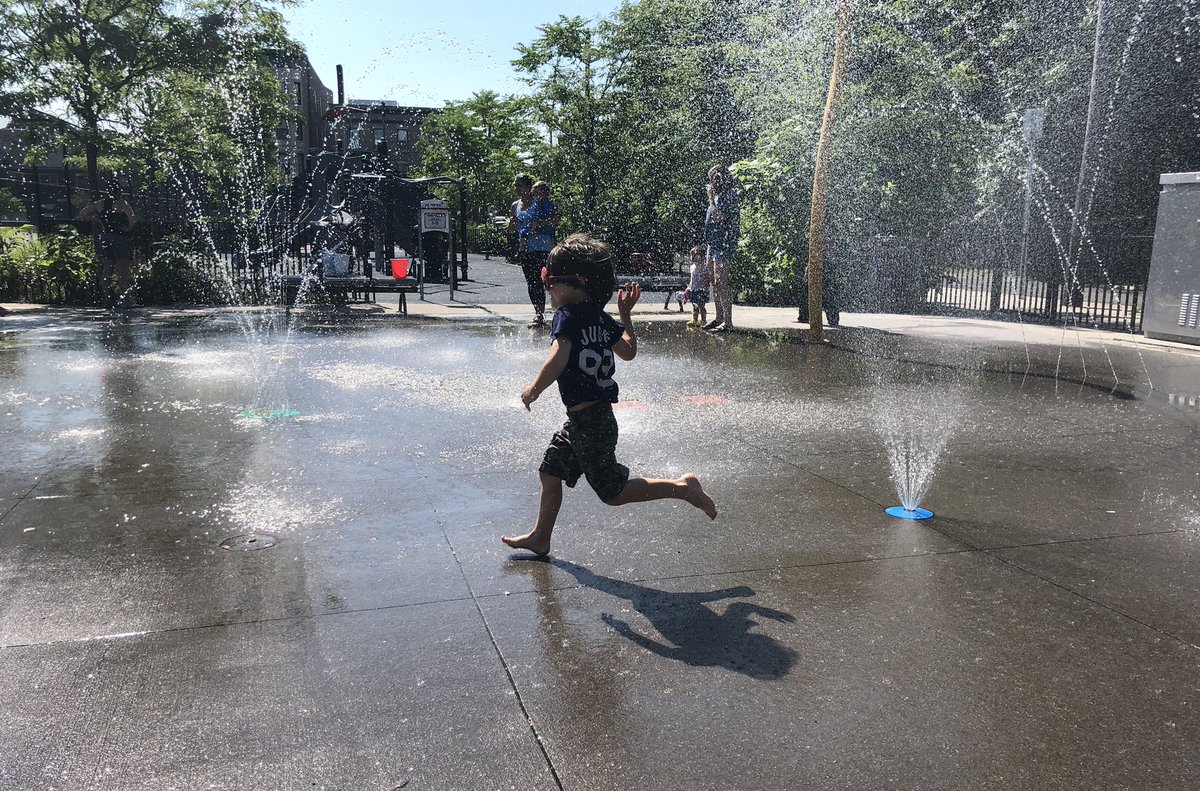 hMAG's tweet photo. #sprinkler #jcheights #pershingfield
⛲️☀️😎 https://t.co/sfMQXfFesv