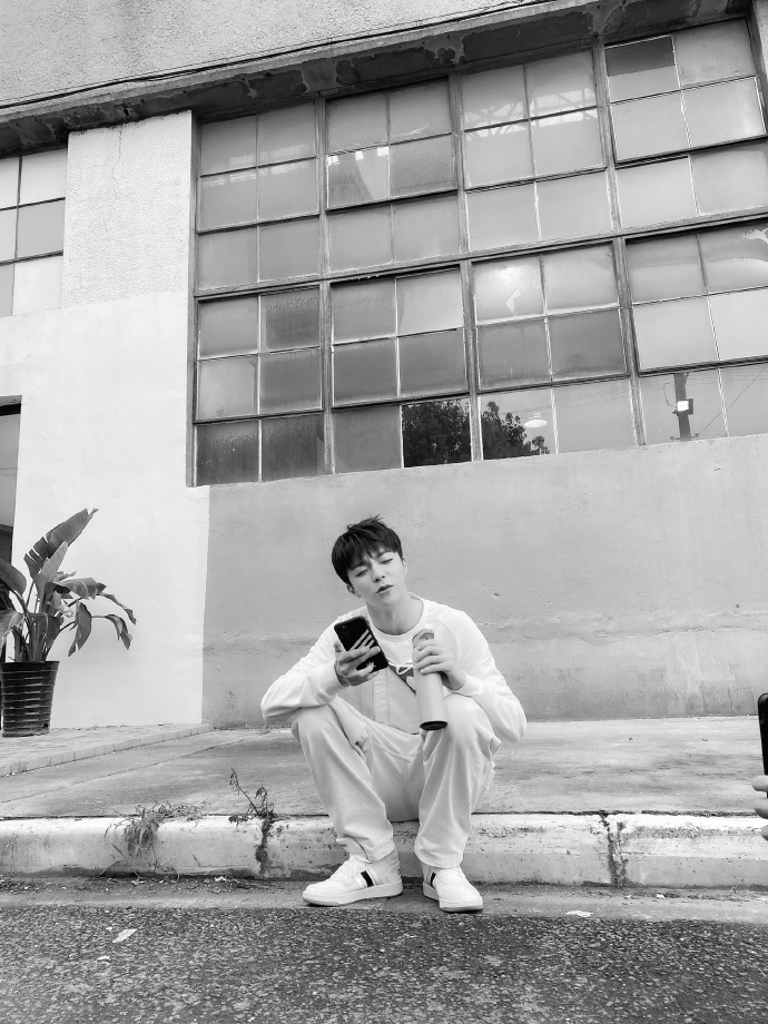 wenhanbff's tweet photo. [linong weibo post]

[TRANS] wait for me to sing to you~
la la la la la la😙

#陈立农 #ChenLinong #LINONG https://t.co/29G63Noowh