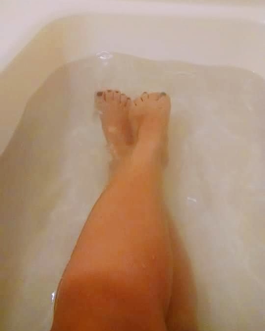 violetamalfor's tweet photo. Buenos días amores alguien quiere un bañito conmigo 😈🔥🔥

#jacuzzi #sexy #porn #mojadita #MartesDeTeta #MartesDeGanarSeguidores #nude #cachonda https://t.co/AXAPKor9Rf