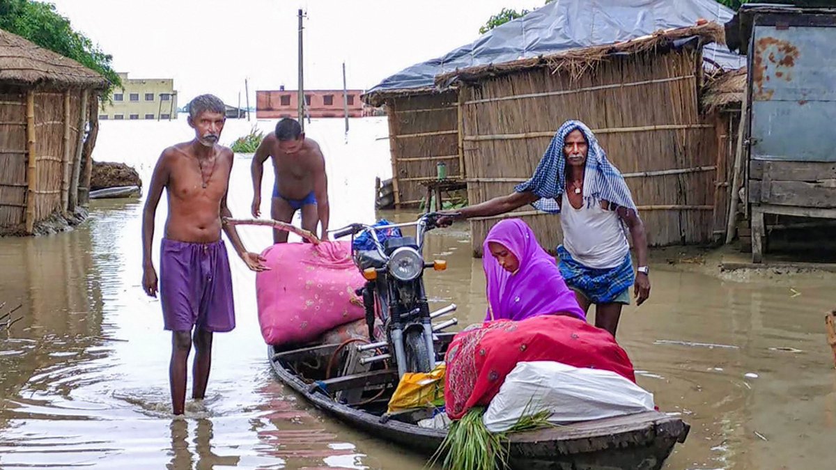 jayshree_sayss's tweet photo. No one wish to leave home unless it becomes difficult for them to survive. It is always painful to leave the place which you love the most. Unfortunately, lakhs of people due to flood migrate from one place to another, causing them miseries and distress.
#BiharFlood #AssamFloods https://t.co/NoxNuqzI8B
