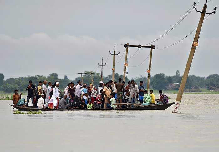 jayshree_sayss's tweet photo. No one wish to leave home unless it becomes difficult for them to survive. It is always painful to leave the place which you love the most. Unfortunately, lakhs of people due to flood migrate from one place to another, causing them miseries and distress.
#BiharFlood #AssamFloods https://t.co/NoxNuqzI8B