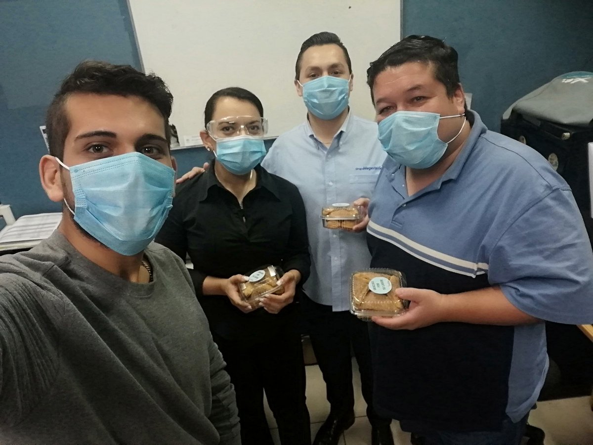 _RoxanaRuiz's tweet photo. Somos más que bendecidos🙂

El ministerio @jconpropositos se dirige a entregar refrigerio a los médicos de diferentes hospitales y también pensó en el equipo de @Meganoticias19 y @TN21sv 😊

Muchas gracias 🙏 Dios les multiplique grandemente https://t.co/00GjLqLT18