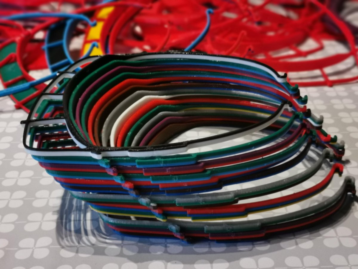 Makers4A's tweet photo. Volgens het RIVM lijkt de verspreiding van het virus in Nederland toe te nemen.
Een van de vele maatregelen die we hiertegen kunnen nemen zijn beschermingsmiddelen.
Kijk op onze site hoe je Face-shields en/of clips voor mondmaskers kan aanvragen. Stay safe!
#makers4all https://t.co/pItHhKv2a5