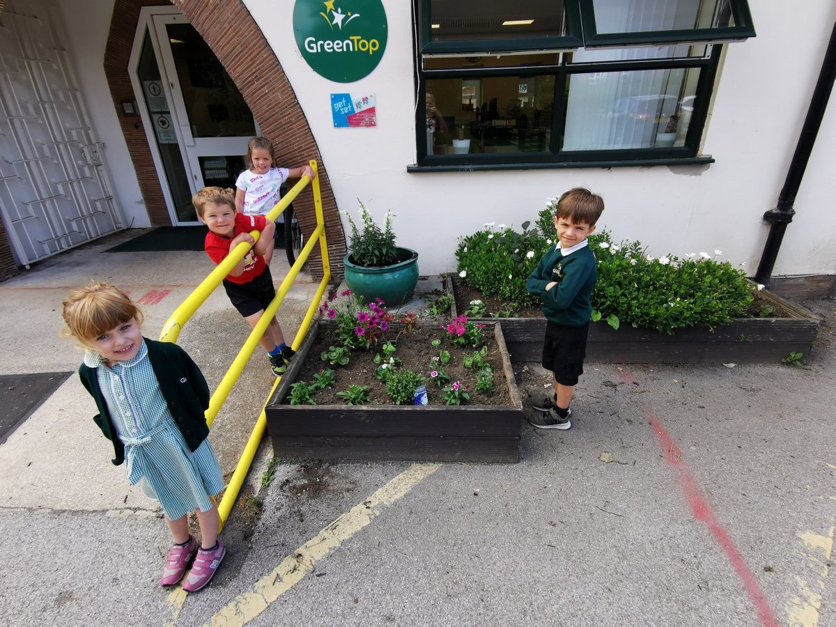 clairabelle5's tweet photo. Some very happy children with some of the plants we've been able to purchase and plant from the mayor's 'make a difference' fund. We can't wait to share bunches of flowers with the community over the next few months. @mark4thorne @Thorne_Times @GreenTopSchool https://t.co/qP5tVJWG6l