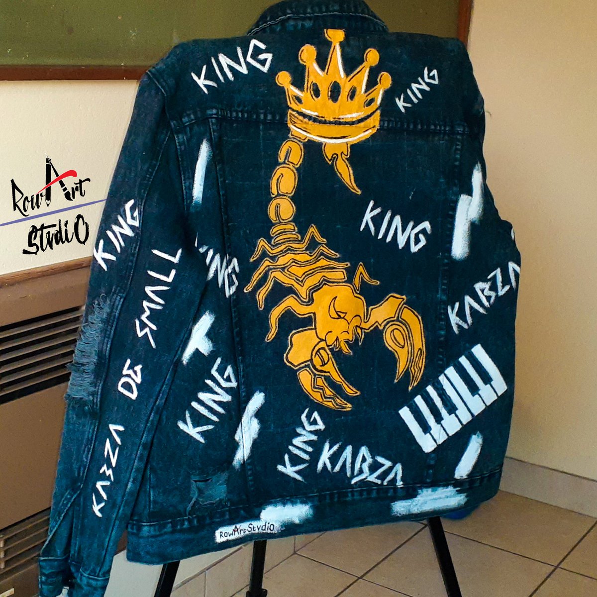 RowArtStvdio's tweet photo. I made this hand painted jacket specially for @KabzaDeSmall_ 
Please tag him and RT so that he sees this, thank you ❤🔥
@DjMaphorisa
#eNCA #zodwa #COVID19SA #ThePianoKing https://t.co/UoiedUF1pi