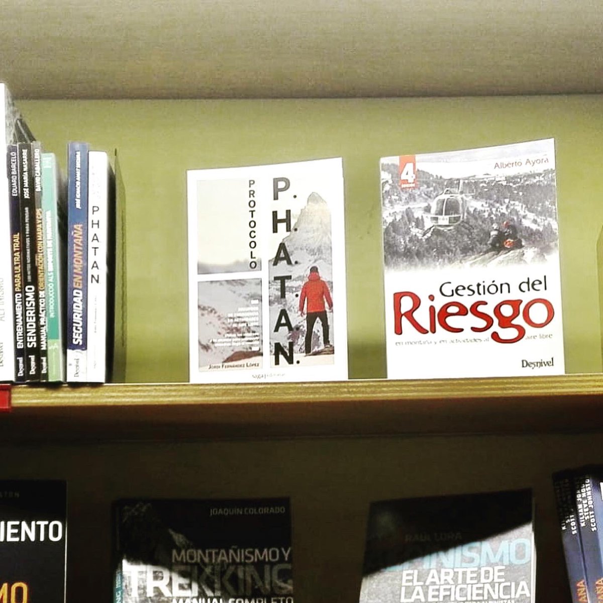 sport_jordi's tweet photo. Para mí todo un orgullo que #protocolophatan pueda encontrarse @altairllibreria para mí un lugar mágico donde pasar horas soñando en busca de aventuras. Ya lo puedes encontrar en la sección de manuales técnicos de montaña y supervivencia #aventura#outdoor#survival @ Altaïr https://t.co/TQLtEbmlwl