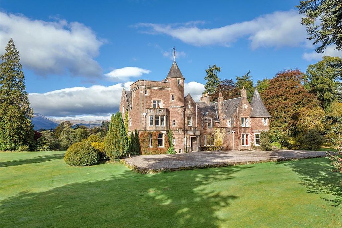 Cool_Stays's tweet photo. This traditional #Scottishcastle in the Highlands has been transformed into a modern masterpiece. With 13 bespoke bedrooms, an art gallery, cinema and simply stunning interiors #CallanderHouse is truly luxury location. https://t.co/325MJWQ0PV #scotland #interiors #interiordesign https://t.co/zEjks6Bsxb